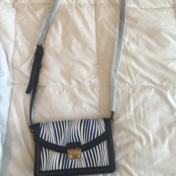 Vera Bradley crossbody - Picture 2 of 3